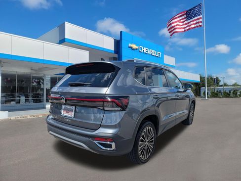 Used 2025 Volkswagen Taos SE FWD image 3