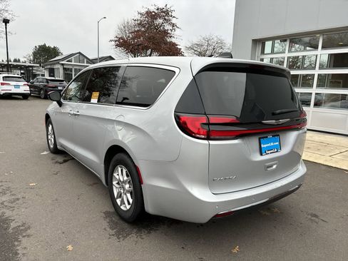 Certified 2024 Chrysler Pacifica Touring-L image 3