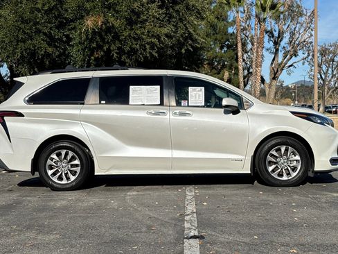 Used 2021 Toyota Sienna XLE image 3