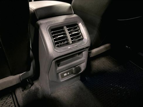 Used 2024 Volkswagen Tiguan SE image 28