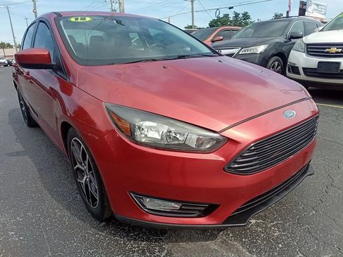 Used 2018 Ford Focus SE w/ SE Appearance Package FWD image 4
