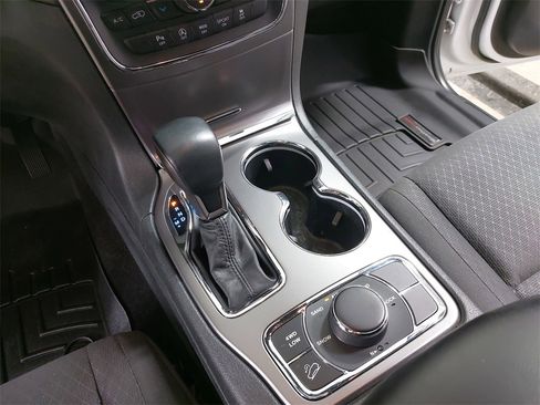 Used 2019 Jeep Grand Cherokee Laredo image 29