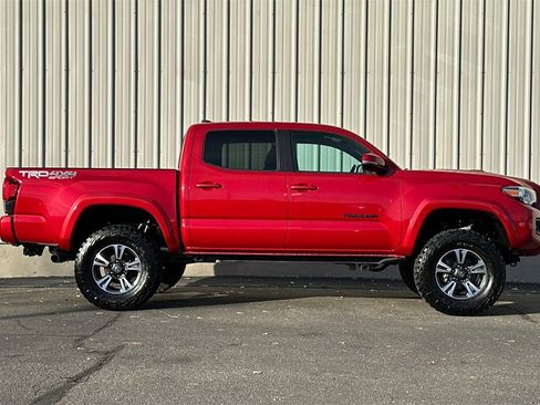 Used 2019 Toyota Tacoma TRD Sport image 4