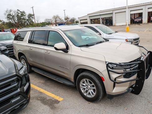 Used 2021 Chevrolet Suburban LS w/ Driver Alert Package image 13