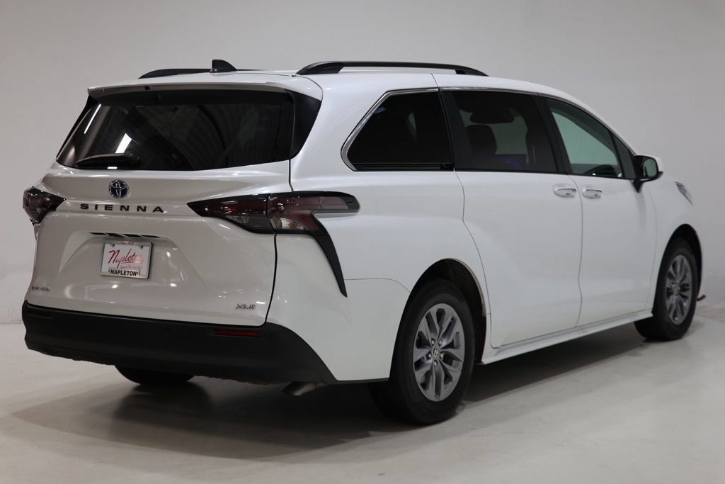 Used 2025 Toyota Sienna XLE w/ XLE Plus Package AWD/4WD image 8