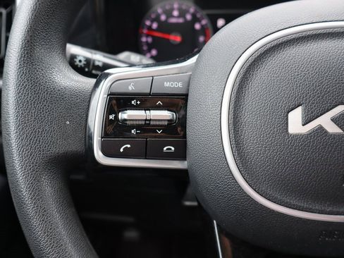 Used 2022 Kia Sorento LX image 7
