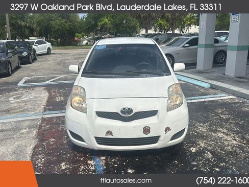 Used 2010 Toyota Yaris 4-Door Hatchback FWD image 4