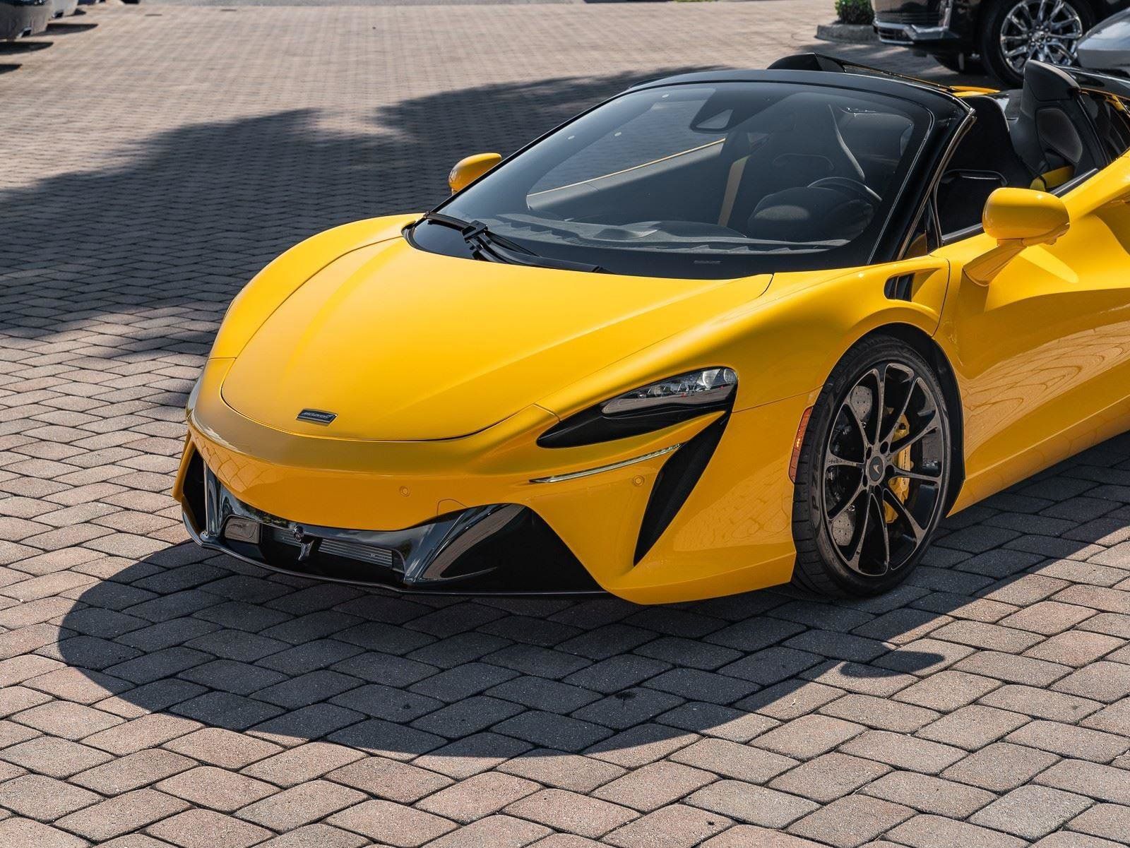 Used 2025 McLaren Artura Spider RWD image 5