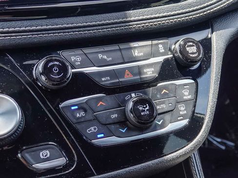 Used 2024 Chrysler Pacifica Premium FWD image 21