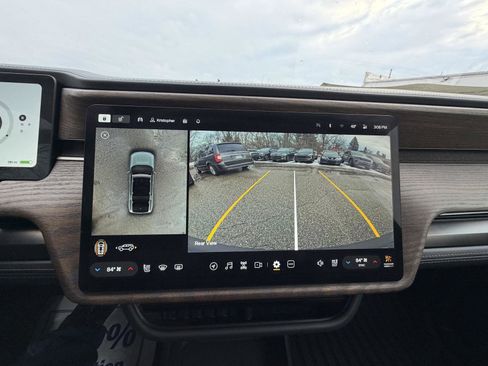 Used 2025 Rivian R1S Premium image 11
