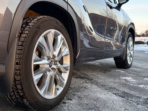 Used 2021 Toyota Highlander Limited image 15