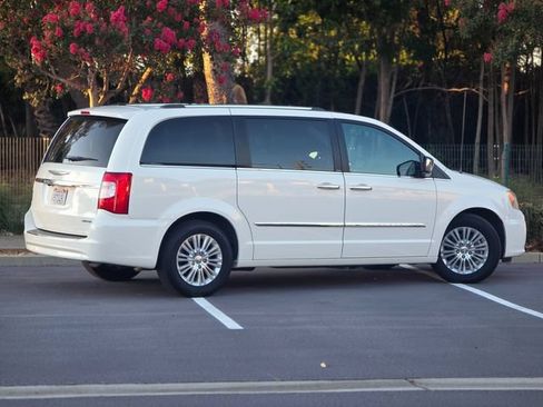 Used 2012 Chrysler Town & Country Limited w/ Luxury Group FWD image 5