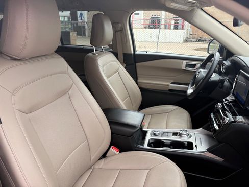 Used 2023 Ford Explorer Limited image 16