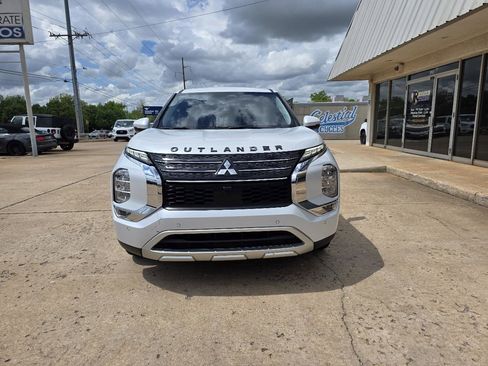 Used 2023 Mitsubishi Outlander SE image 2
