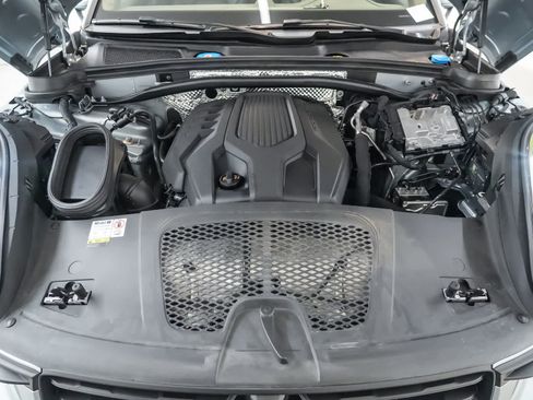 Certified 2023 Porsche Macan AWD/4WD image 32