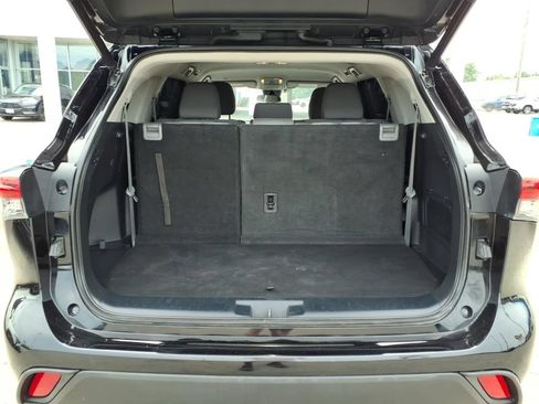 Used 2022 Toyota Highlander LE AWD/4WD image 25