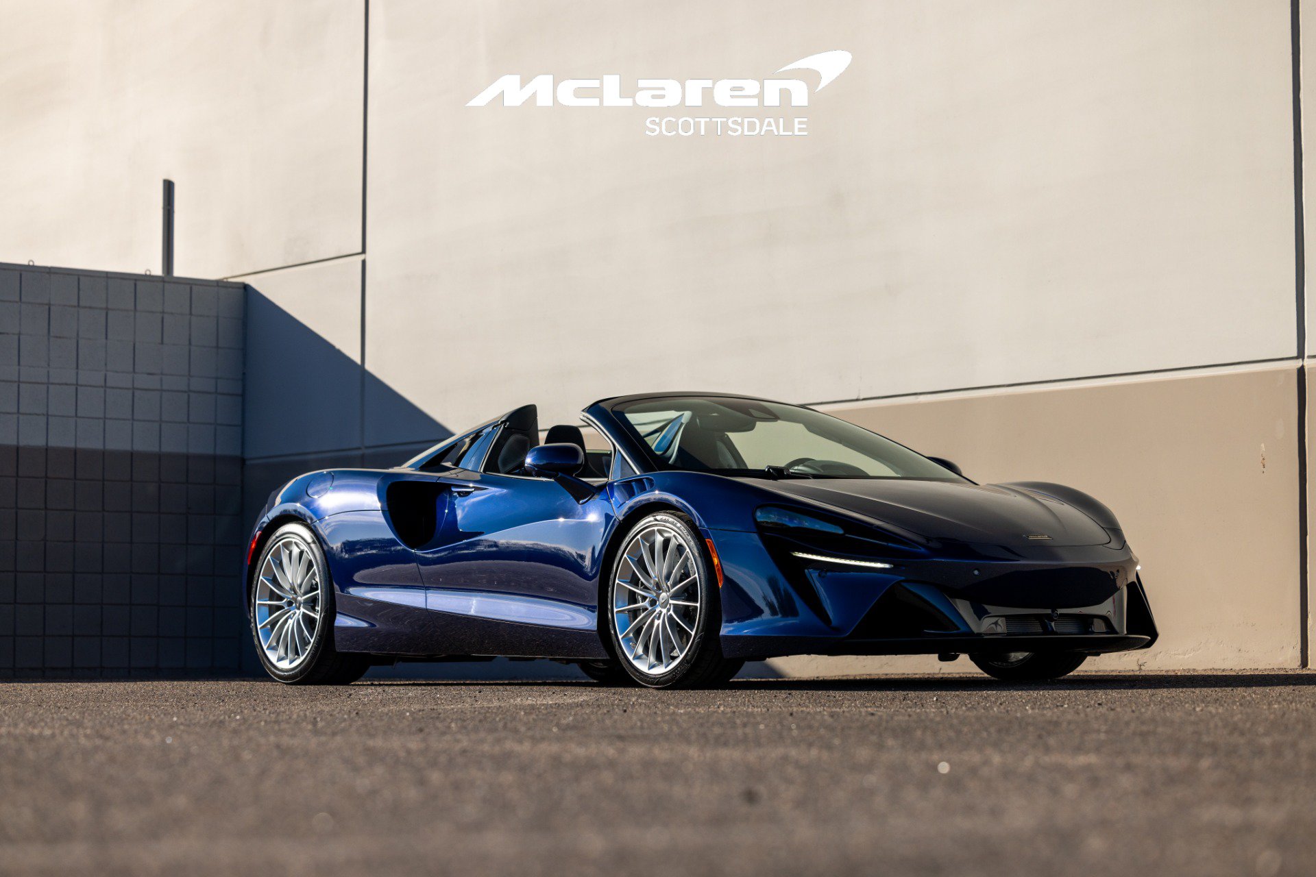 Used 2025 McLaren Artura Spider RWD image 13