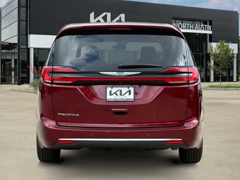 Used 2023 Chrysler Pacifica Touring-L FWD image 4