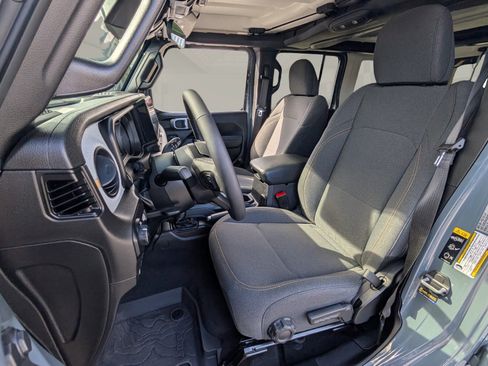 Used 2025 Jeep Wrangler Willys image 6