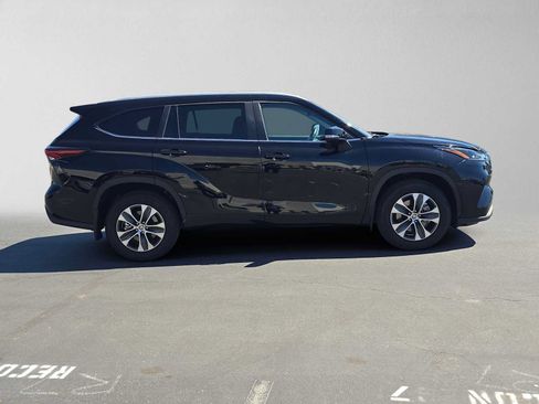 Used 2026 Toyota Highlander XLE AWD/4WD image 2