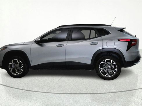 Used 2025 Chevrolet Trax LT w/ Driver Confidence Package FWD image 4