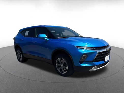 Used 2025 Chevrolet Blazer LT FWD image 2
