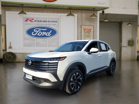 Used 2025 Nissan Kicks SV image 2