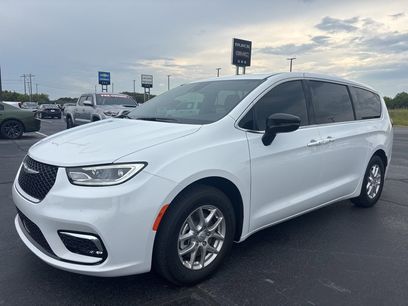 New 2026 Chrysler Pacifica Select