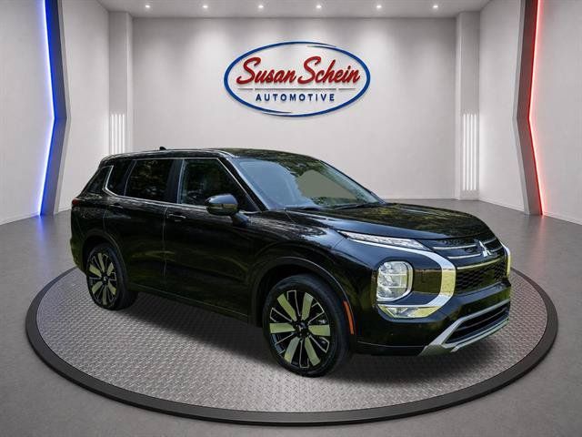 Used 2025 Mitsubishi Outlander SE AWD/4WD image 3