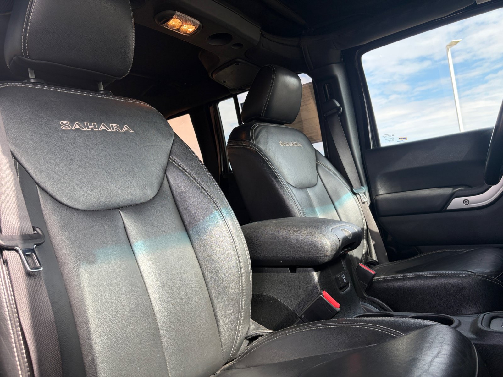 Used 2018 Jeep Wrangler Unlimited Sahara w/ Connectivity Group AWD/4WD image 29
