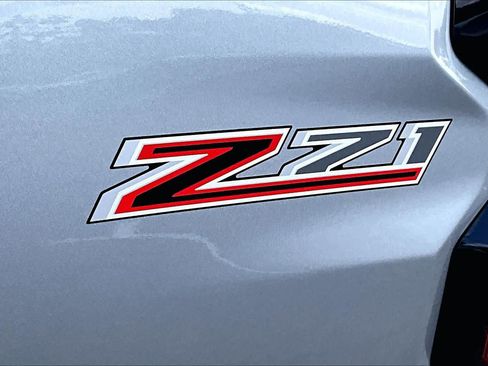 Used 2025 Chevrolet Colorado Z71 w/ Technology Package AWD/4WD image 9
