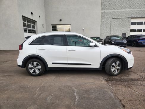 Used 2019 Kia Niro EX Premium image 2