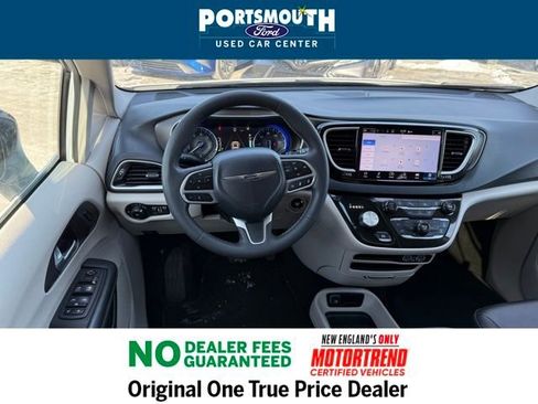 Used 2024 Chrysler Pacifica Touring-L image 7