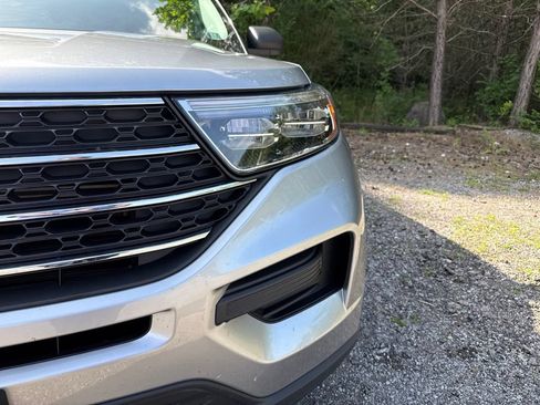 Used 2024 Ford Explorer XLT AWD/4WD image 3