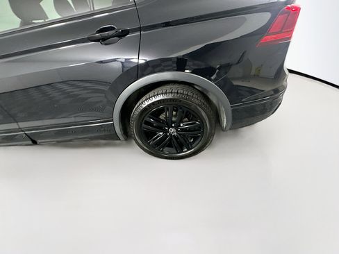 Used 2022 Volkswagen Tiguan SE R-Line image 11