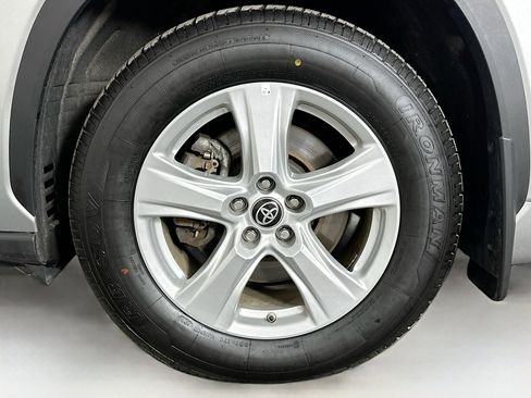 Used 2024 Toyota Highlander LE image 11