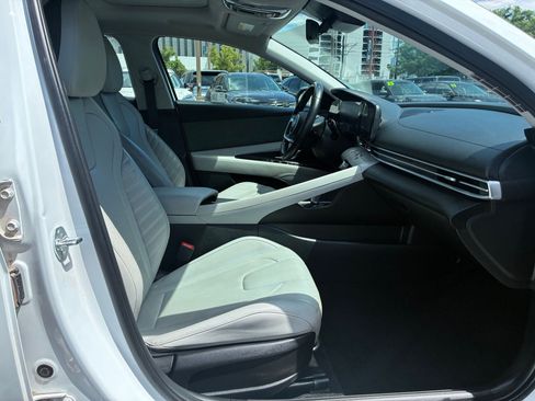 Certified 2024 Hyundai Elantra Limited FWD image 31