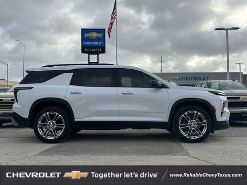 New 2026 Chevrolet Traverse LT w/ Driver Confidence Package FWD image 3