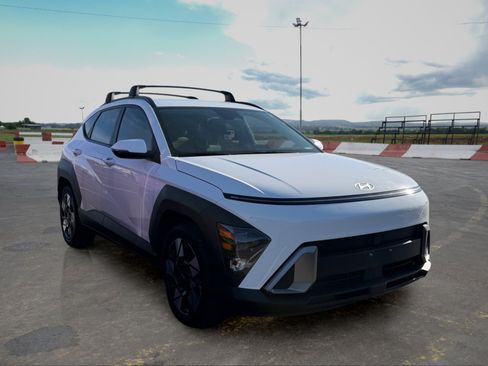 Used 2025 Hyundai Kona SEL FWD image 2