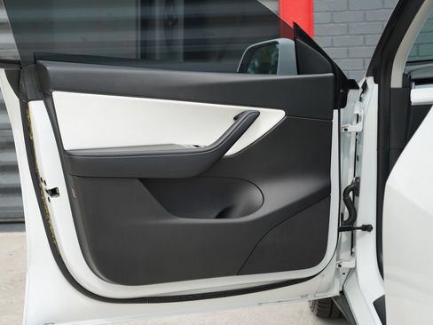 Used 2020 Tesla Model Y Long Range AWD/4WD image 16