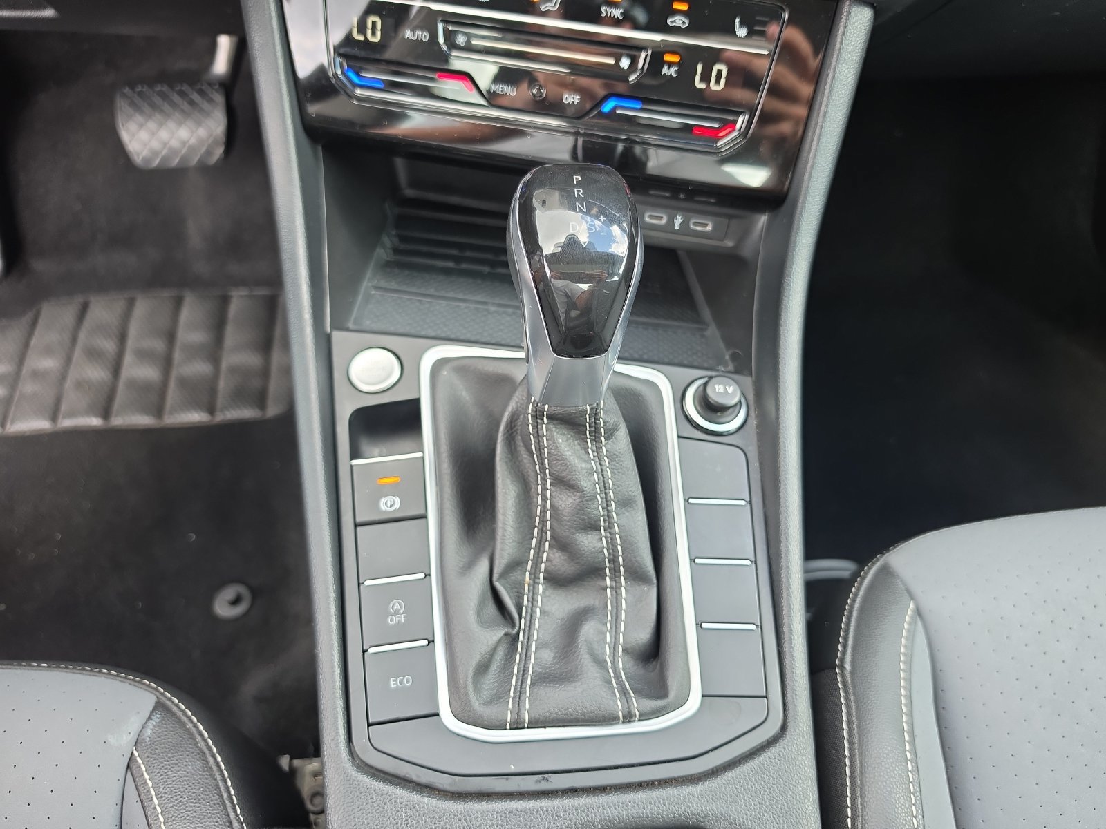 Used 2025 Volkswagen Jetta SE FWD image 21