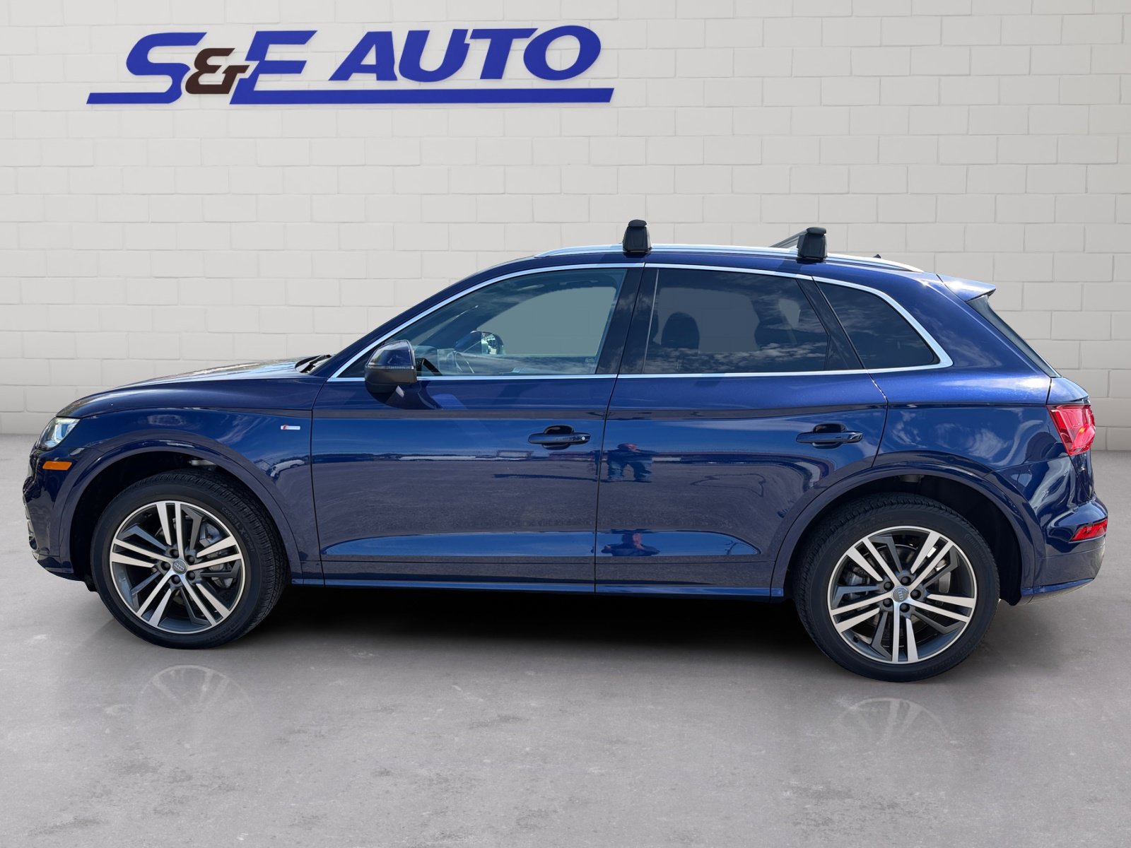 Used 2020 Audi Q5 2.0T Titanium Premium Plus AWD/4WD image 2