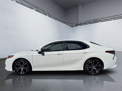 Used 2019 Toyota Camry SE image 2