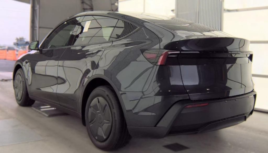 Used 2026 Tesla Model Y 2WD image 2