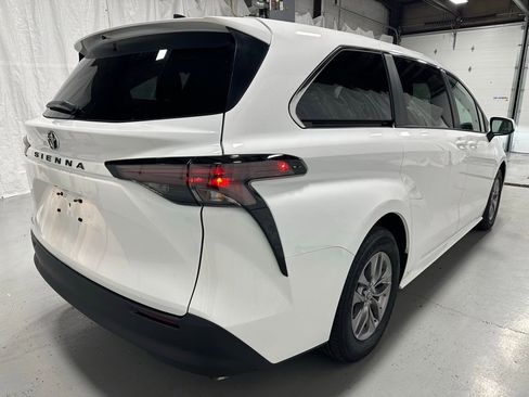 Used 2026 Toyota Sienna LE image 7