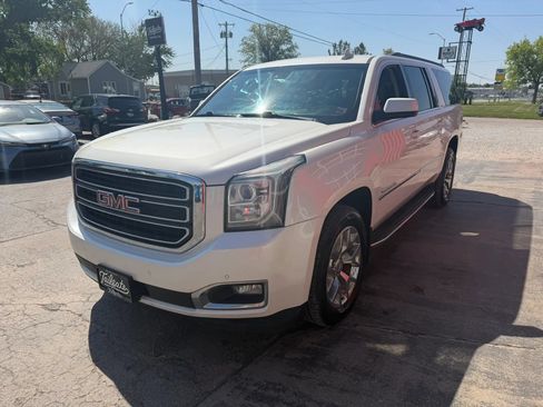 Used 2015 GMC Yukon XL SLT w/ Open Road Package AWD/4WD image 4