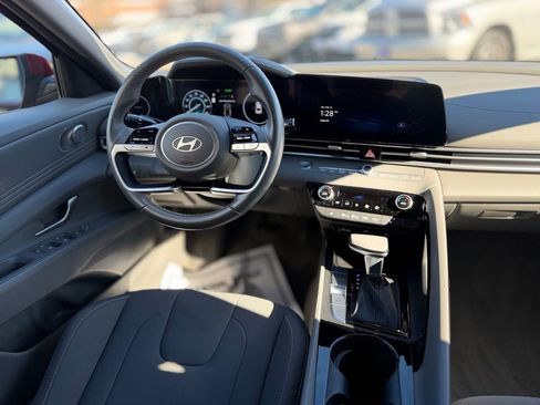 Used 2025 Hyundai Elantra SEL image 9