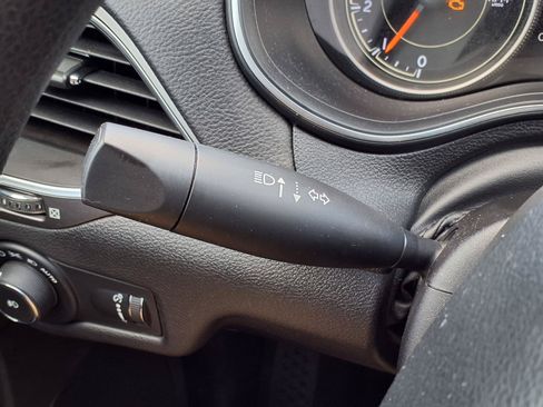 Used 2019 Jeep Cherokee Latitude w/ Popular Appearance Group FWD image 17