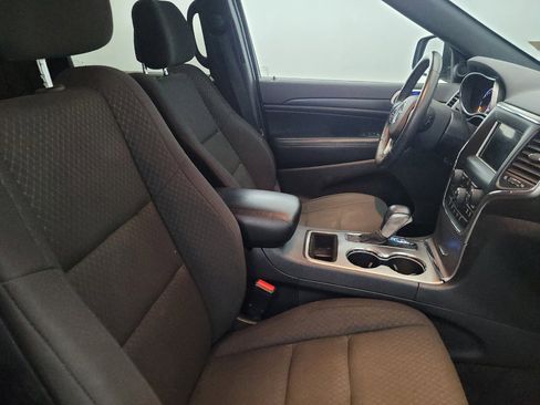 Used 2018 Jeep Grand Cherokee Laredo AWD/4WD image 21