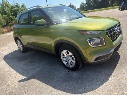 Used 2020 Hyundai Venue SEL FWD image 3